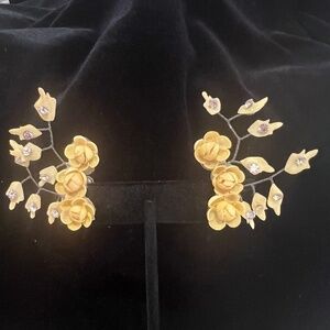 Vintage Screwback Floral Plastic Earrings
